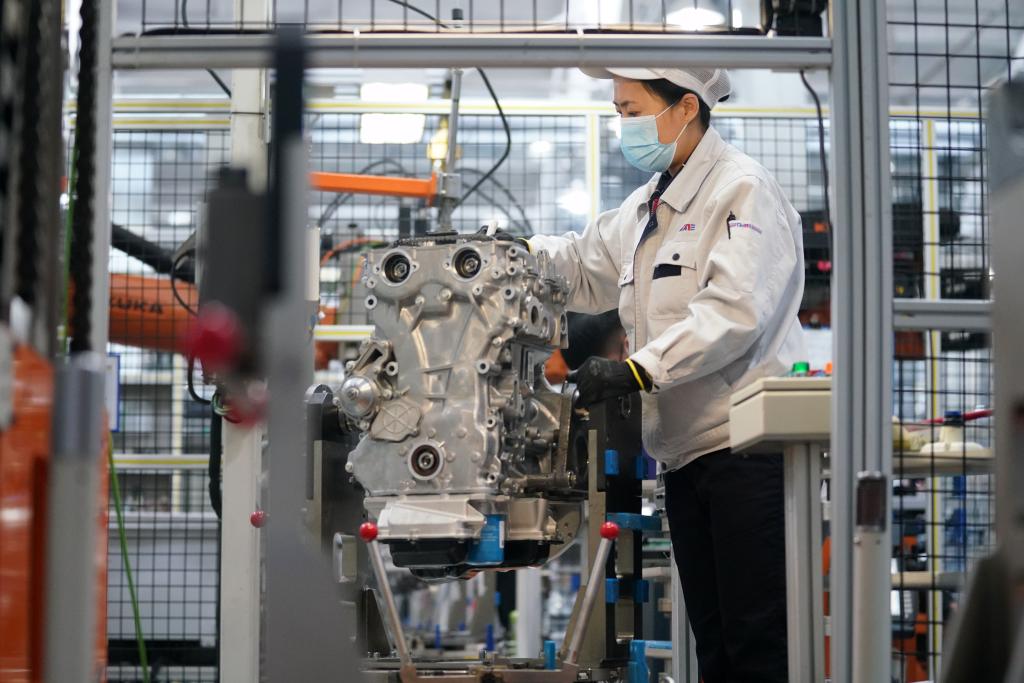 4月15日,在哈爾濱東安汽車動力股份有限公司生產(chǎn)車間內(nèi),工人在生產(chǎn)作業(yè)。新華社記者 王建威 攝